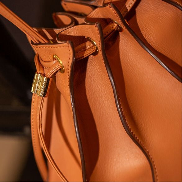 La borsa Wave e la selezione di prodotti di bellezza di Ulla Johnson